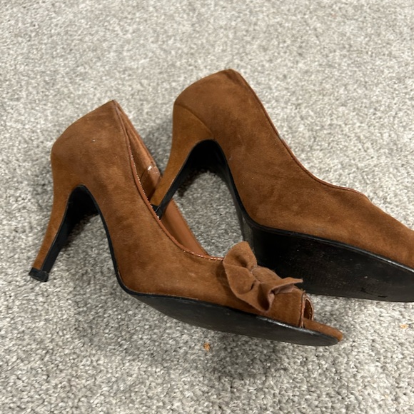 Cute, Retro Brown Suede Qupid Peep Toe Heels - Picture 2 of 2